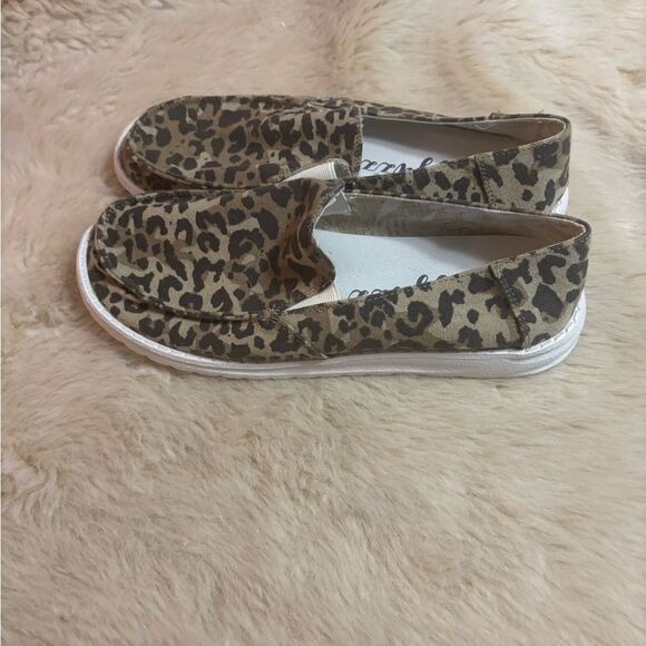 Gypsy Jazz Leopard Print Flats - Picture 6 of 6